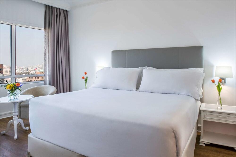 Foto de una habitación de Hotel NH Collection Plaza Santiago