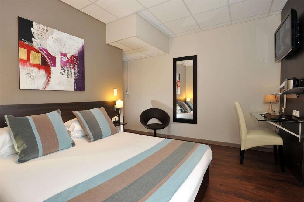 Foto de una habitación de B&amp;amp;B Hôtel Perpignan Centre