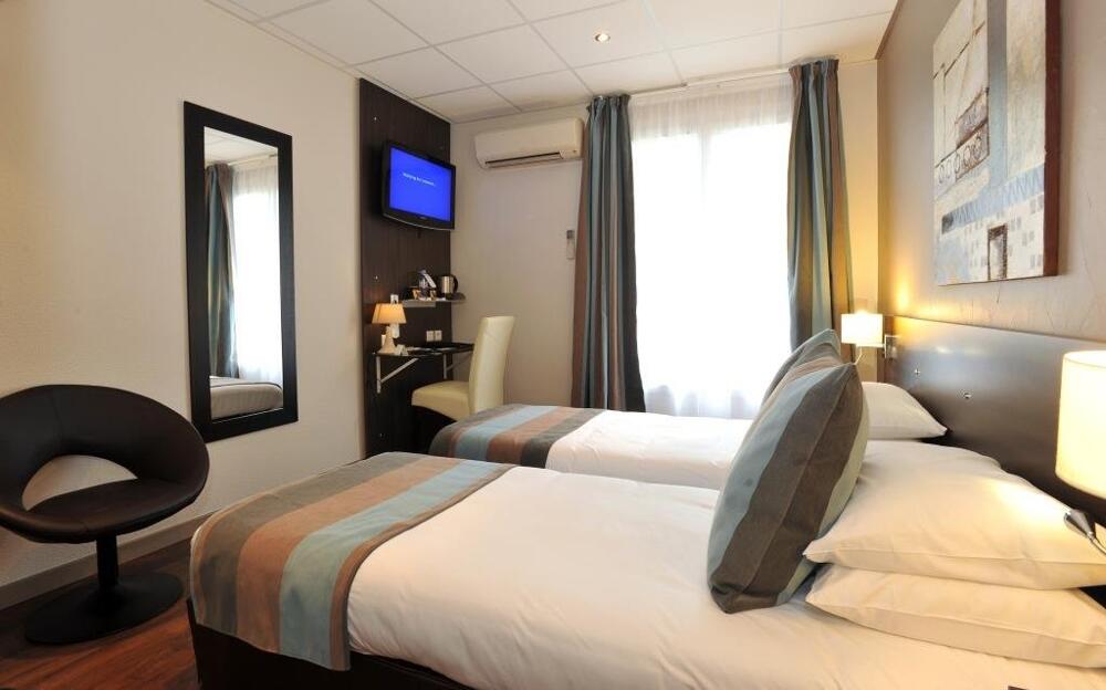 Foto de una habitación de B&amp;amp;B Hôtel Perpignan Centre