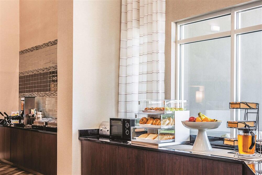 Foto de restauración de Hotel La Quinta by Wyndham Atlanta Perimeter Medical