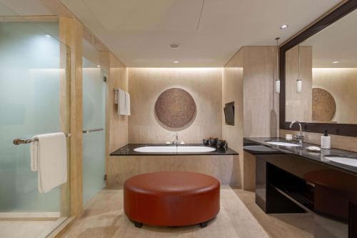 Foto del baño de Hotel Conrad Bali
