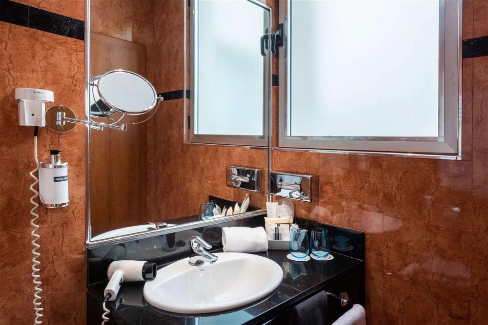 Foto del baño de Hotel Madrid Plaza de España Affiliated by Meliá