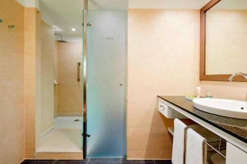Foto del baño de Le Meridien Ra Beach Hotel and Spa