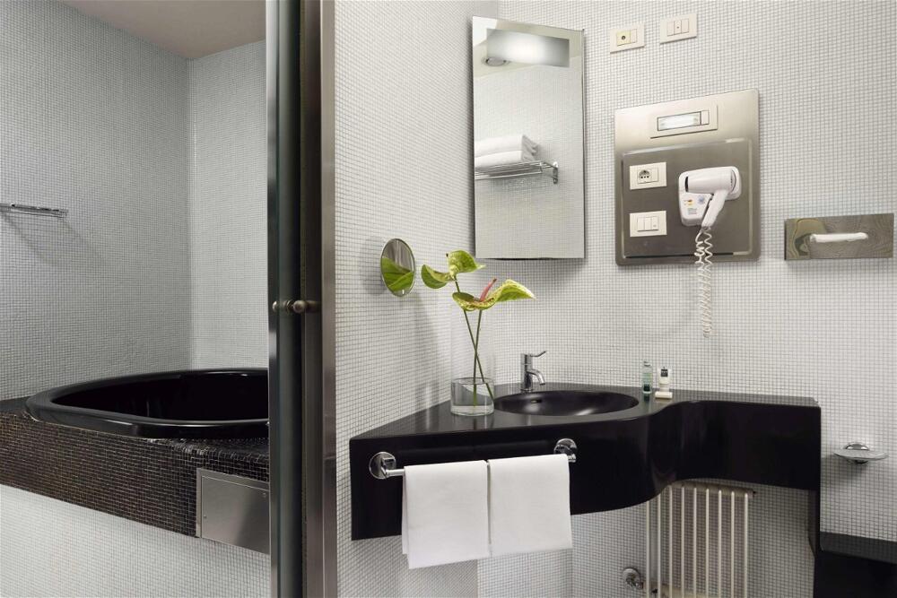 Foto del baño de UNAHOTELS Vittoria Firenze
