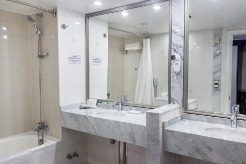 Foto del baño de Hotel Wyndham Garden Santiago Kennedy