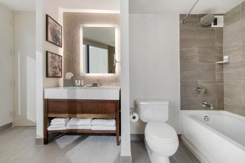 Foto del baño de Omni Charlotte Hotel