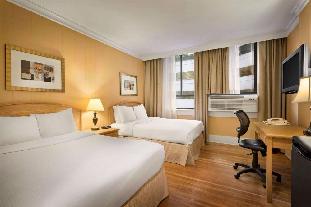 Foto de una habitación de Hotel Days Inn by Wyndham Vancouver Downtown