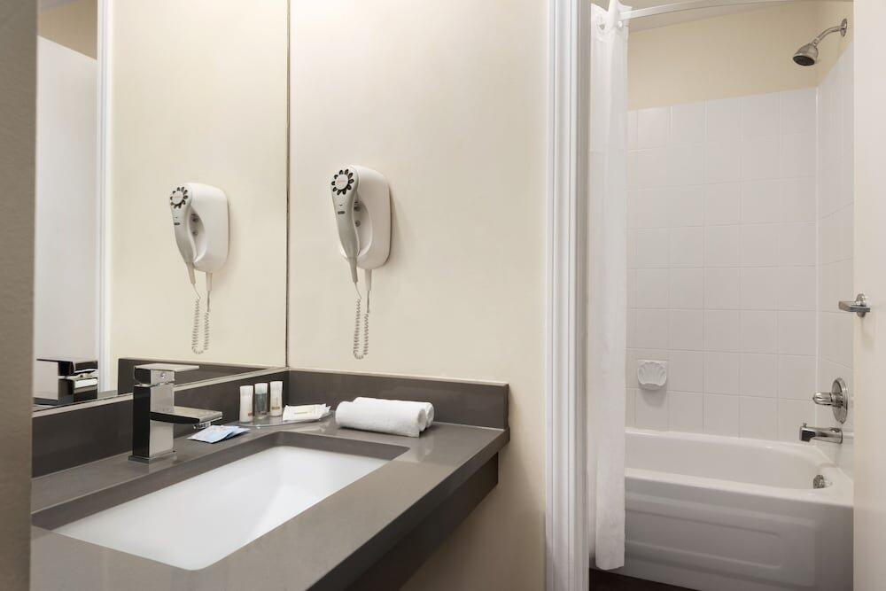 Foto del baño de Hotel Days Inn by Wyndham Kelowna