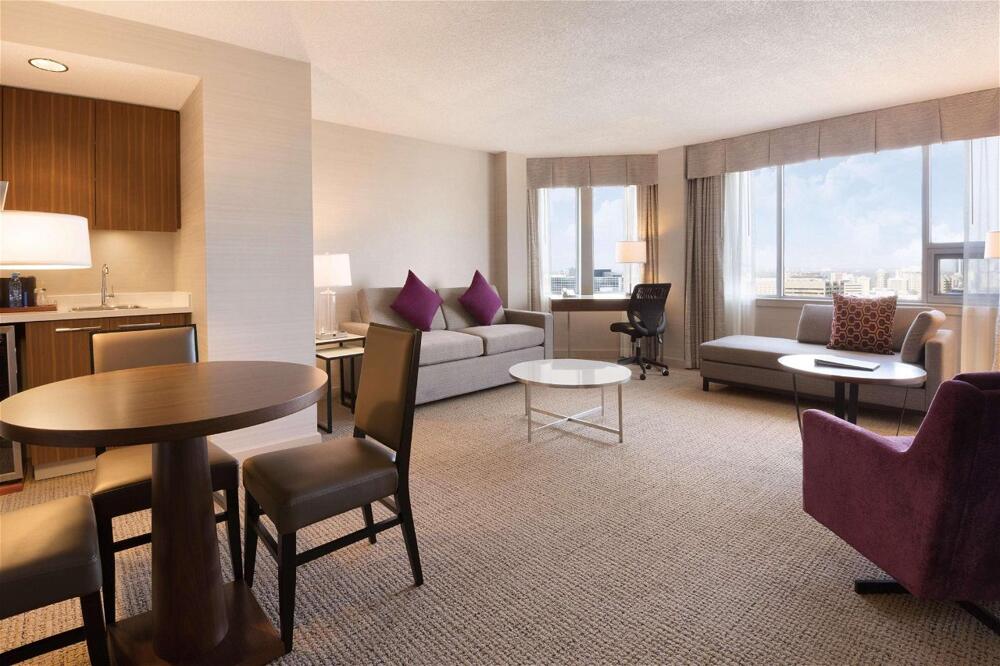 Foto de una habitación de Coast Edmonton Plaza Hotel by APA
