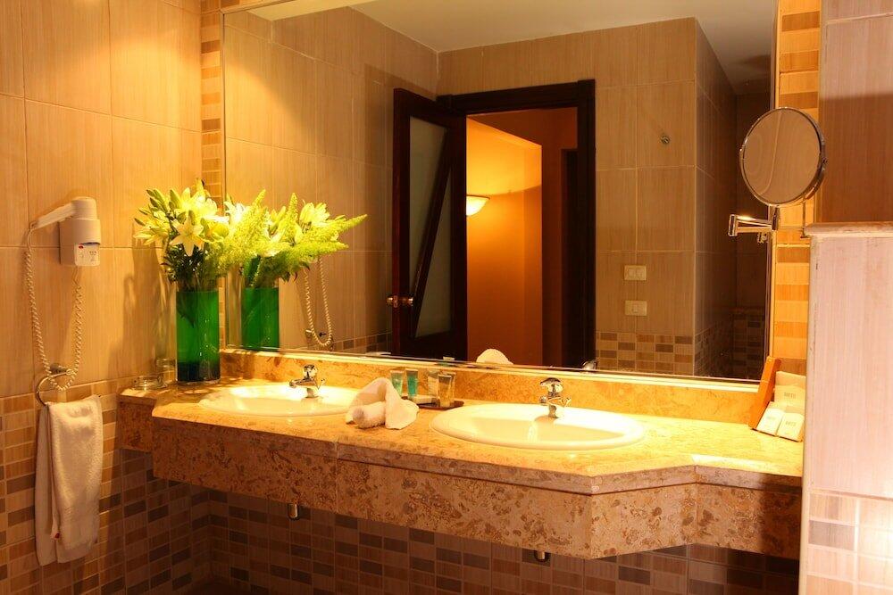 Foto del baño de Hotel Swiss Inn Pyramids Golf Resort