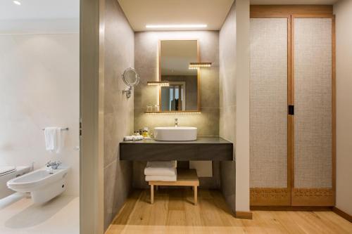 Foto del baño de Grand Hotel Savoia Cortina d&amp;#039;Ampezzo, A Radisson Collection Hotel