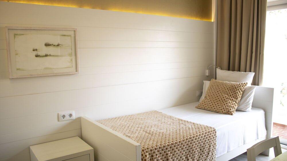 Foto de una habitación de Hotel Illa d&amp;#039;Or &amp;amp; Club Apts 4* Sup