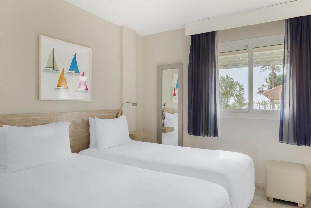 Foto de una habitación de Aparthotel Los Amigos Beach Club