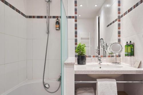 Foto del baño de Aparthotel Fraser Suites Harmonie Paris La Défense