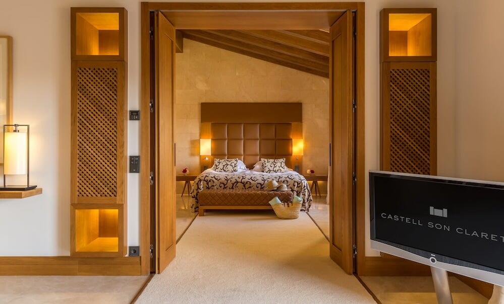 Foto de una habitación de Castell Son Claret - The Leading Hotels of the World
