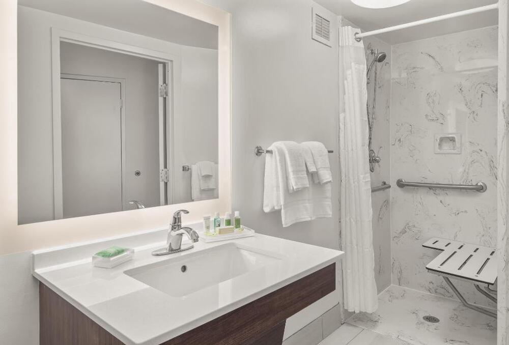 Foto del baño de Holiday Inn Charleston-Riverview, an IHG Hotel