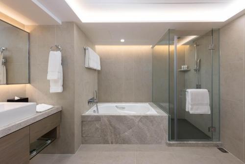 Foto del baño de New World Millennium Hong Kong Hotel