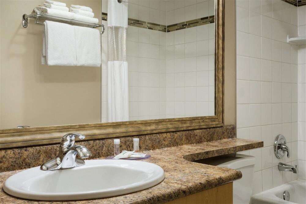 Foto de una habitación de Hotel Days Inn by Wyndham Victoria Uptown