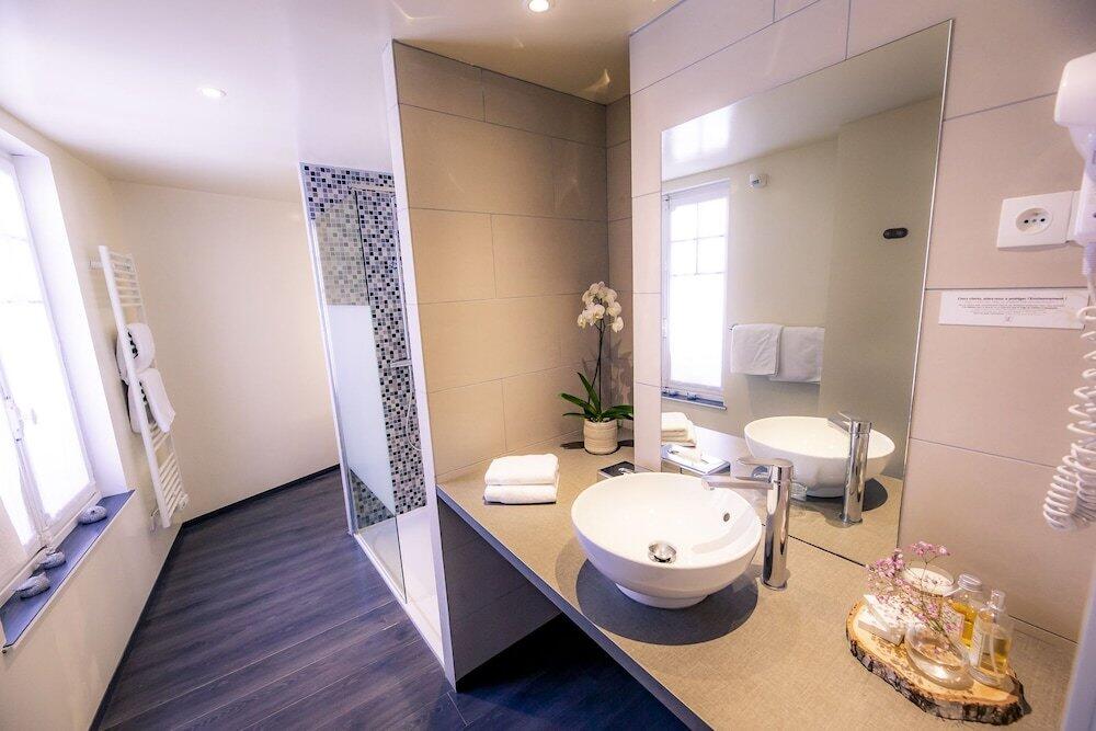 Foto del baño de Hotel Le Lion D&amp;#039;Or et Restaurant La Table Du Lion