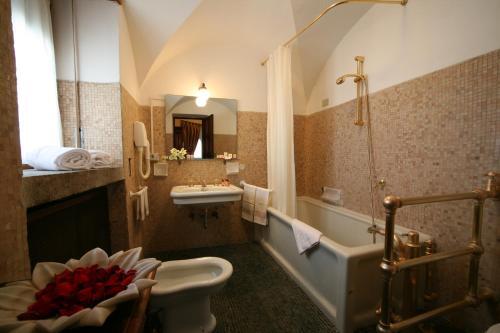 Foto del baño de Grand Hotel Dei Castelli
