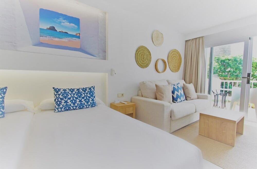 Foto de una habitación de Portinatx Beach Club Hotel