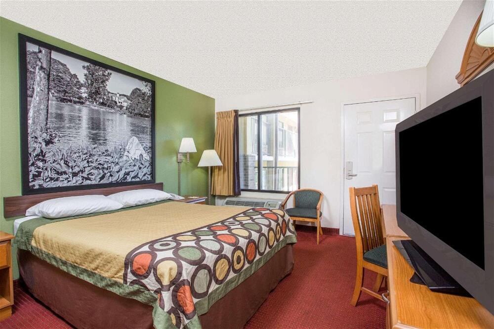Foto de una habitación de Hotel Super 8 by Wyndham Lavonia