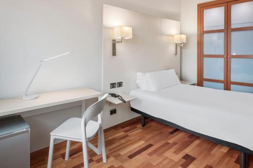 Foto de una habitación de B&amp;amp;B HOTEL Granada Estación