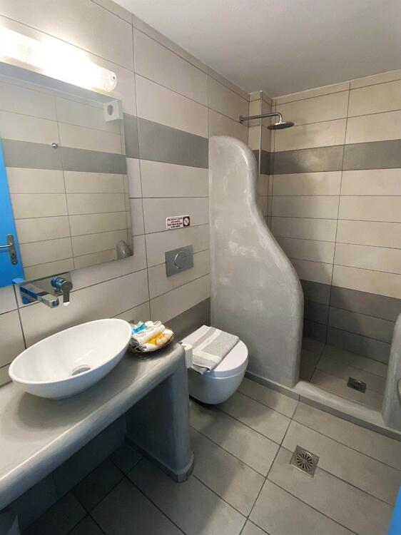 Foto del baño de Hotel Perissa Bay
