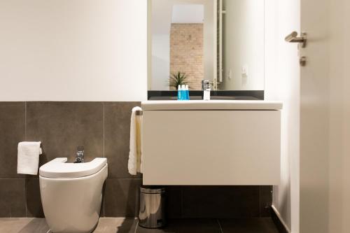 Foto del baño de Apartamentos Mon Suites San Martín