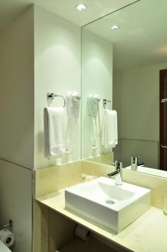 Foto del baño de Real Colonia Hotel &amp;amp; Suites
