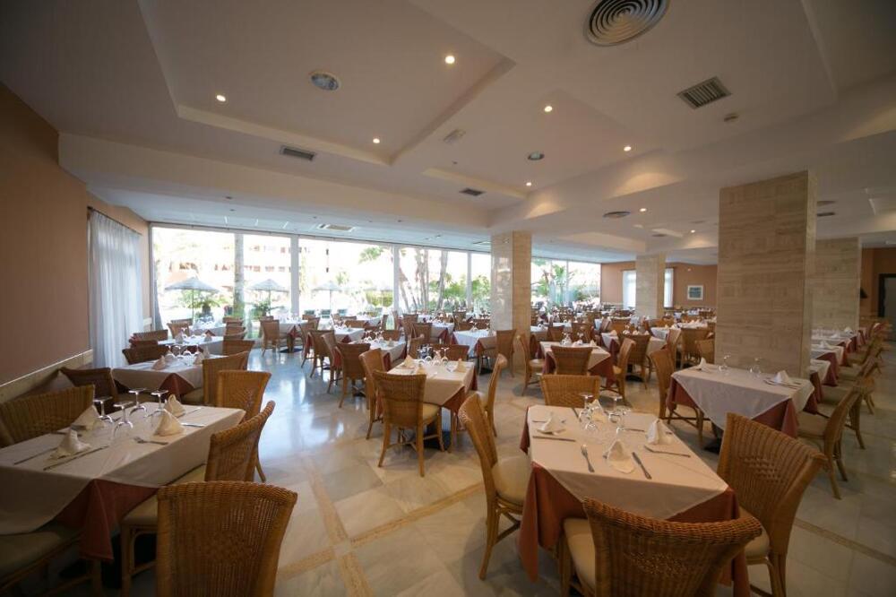 Foto de restauración de Aparthotel Arena Center