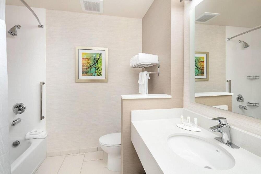 Foto del baño de Hotel Fairfield Inn &amp;amp; Suites by Marriott North Bergen