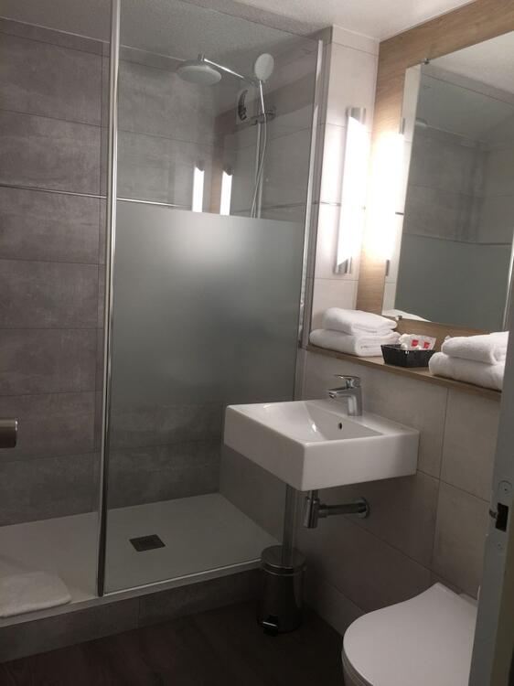 Foto del baño de Hôtel Le Cyrano Bergerac