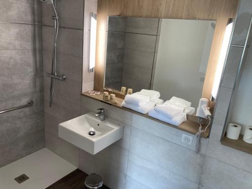 Foto del baño de Hôtel Le Cyrano Bergerac