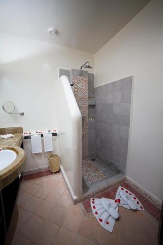 Foto del baño de Borjs Hotel Suites &amp;amp; Spa