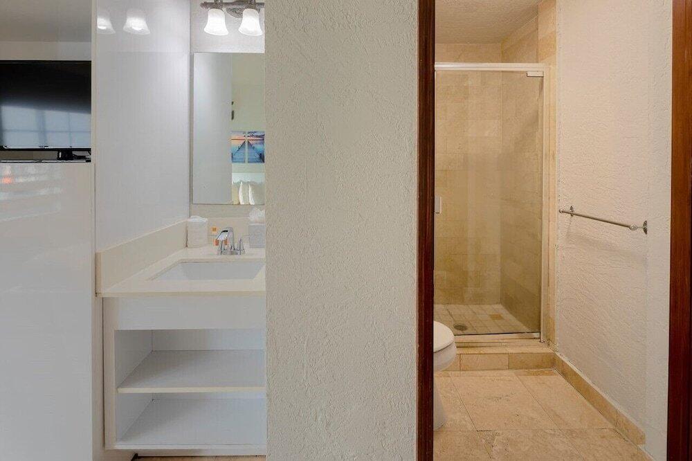 Foto del baño de Ocean Five Hotel