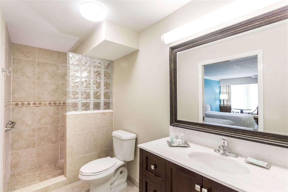 Foto del baño de Hotel Wyndham Garden Fort Myers Beach