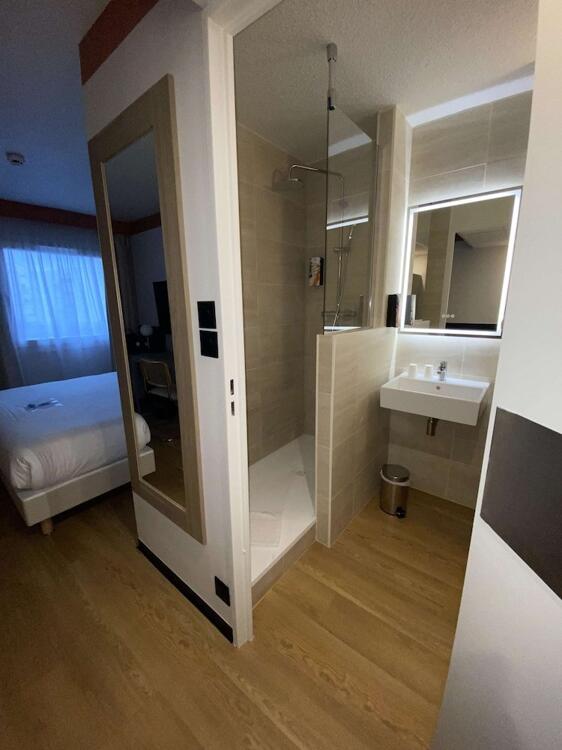 Foto del baño de The Originals City, Hôtel Otelinn, Caen