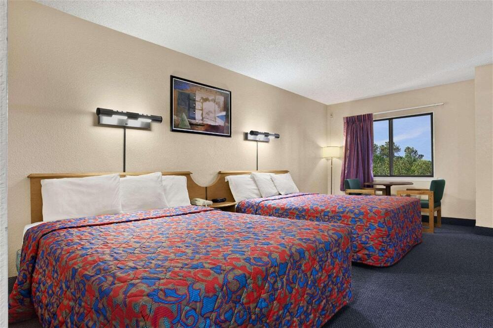 Foto de una habitación de Hotel Days Inn by Wyndham Buena Park
