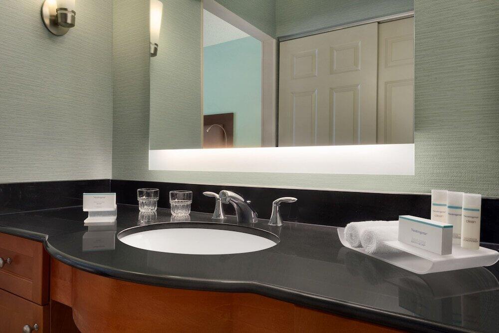 Bathroom – Hotel Homewood Suites by Hilton Grand Rapids