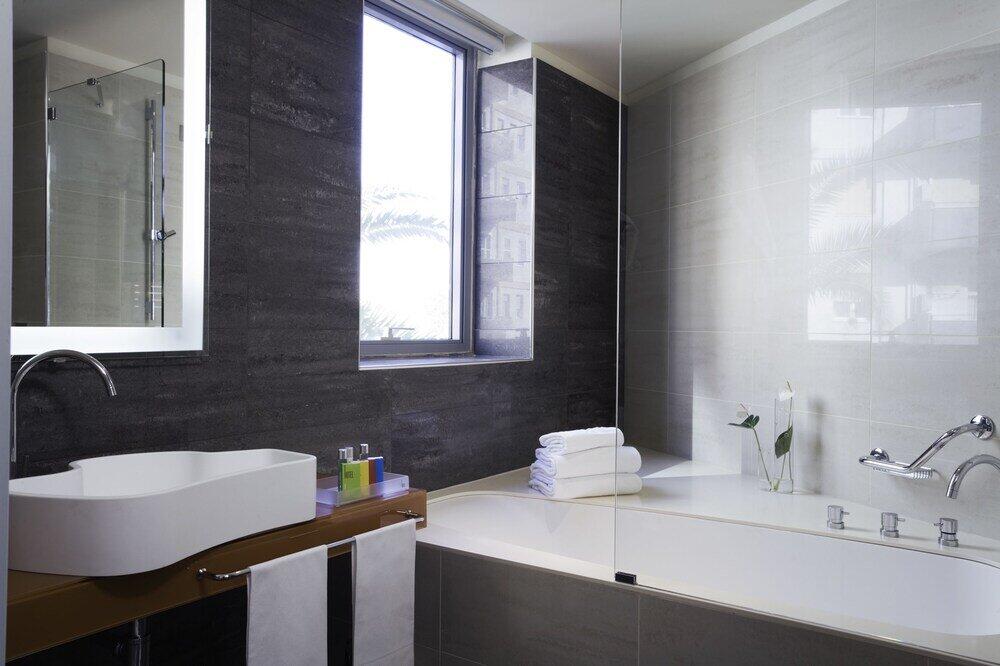 Foto del baño de UNAHOTELS T Hotel Cagliari
