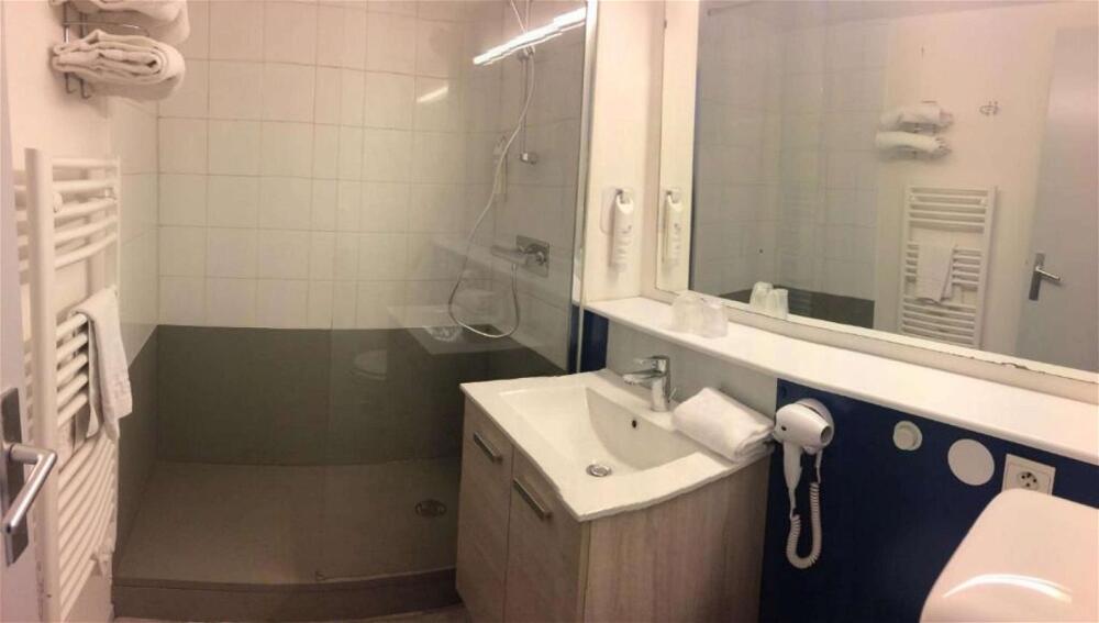 Foto del baño de The Originals City, Hôtel Morlaix Ouest (Inter-Hotel)