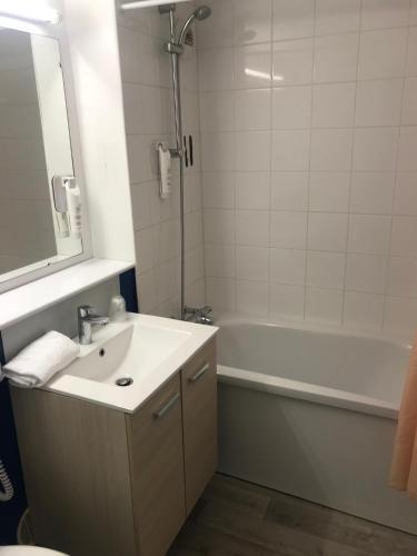 Foto del baño de The Originals City, Hôtel Morlaix Ouest (Inter-Hotel)