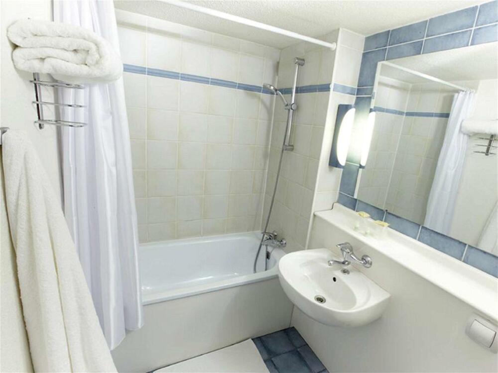 Foto del baño de Kyriad Niort - La Crèche