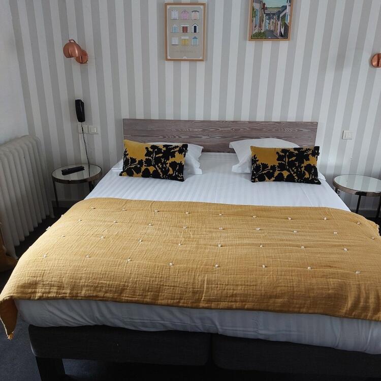 Foto de una habitación de The Originals Boutique, Hôtel La Colonne de Bronze, Saint-Valéry-sur-Somme (Inter-Hotel)