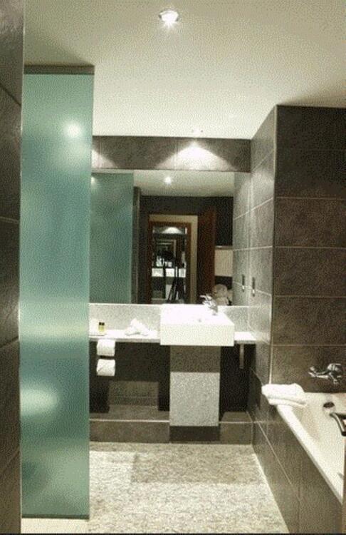 Foto del baño de Newpark Hotel