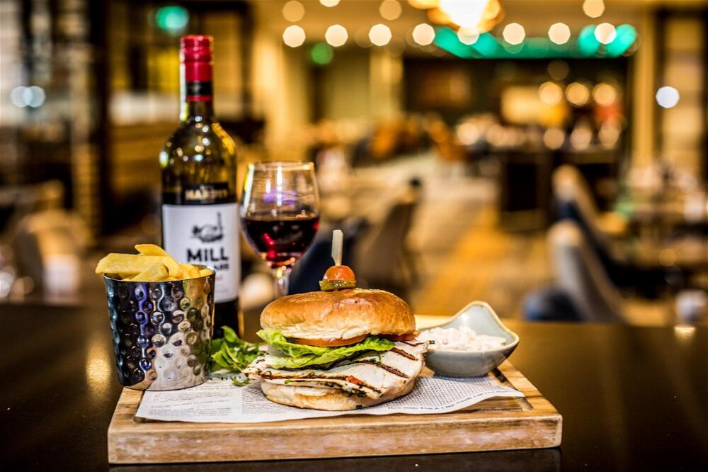 Foto de restauración de Crowne Plaza London- Gatwick Airport, an IHG Hotel