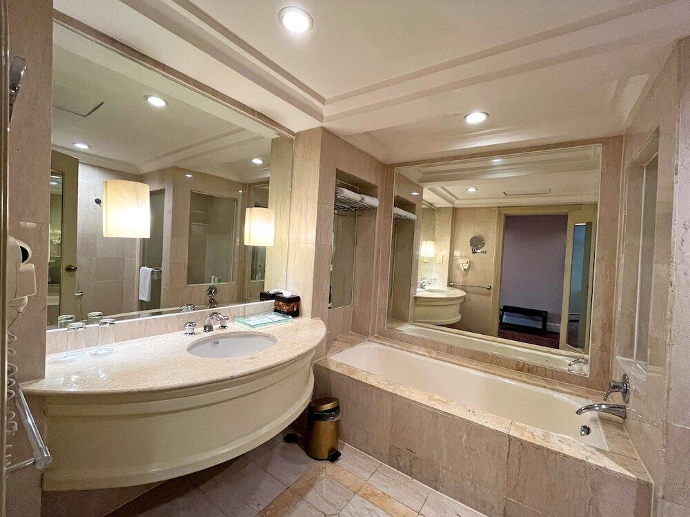 Foto del baño de Hotel ARTOTEL Suites Mangkuluhur Jakarta