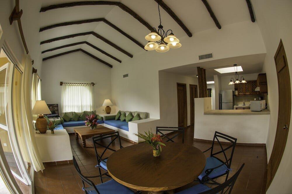 Foto de una habitación de Amatique Bay Hotel