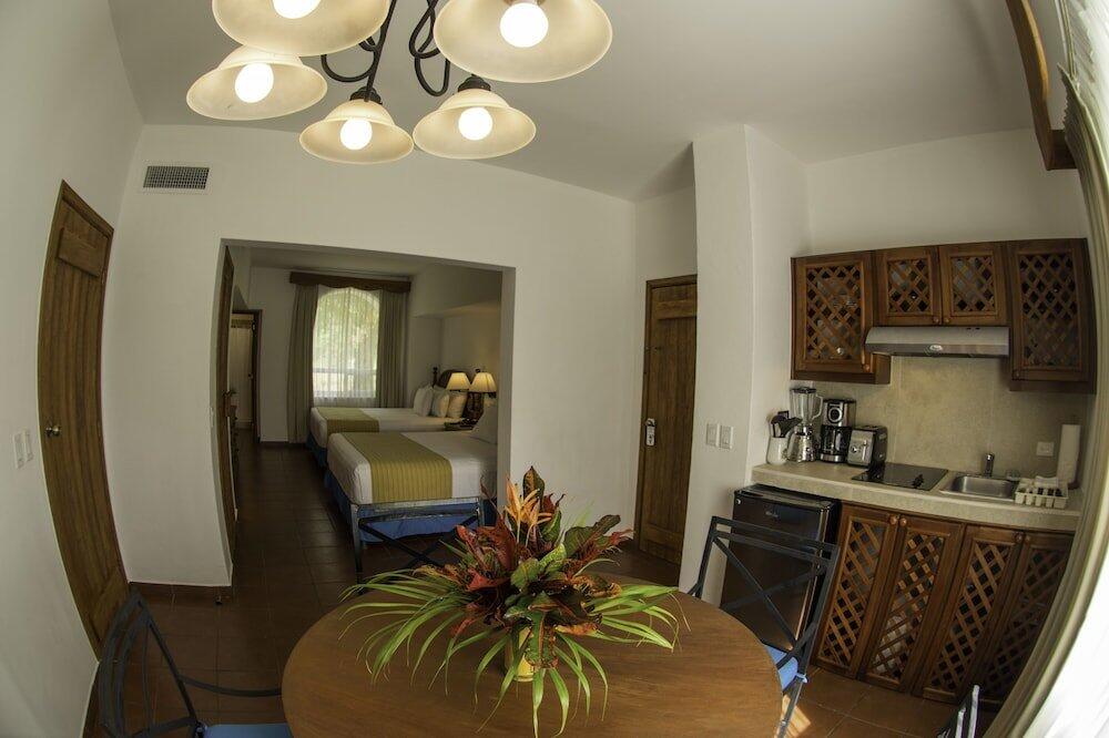 Foto de una habitación de Amatique Bay Hotel